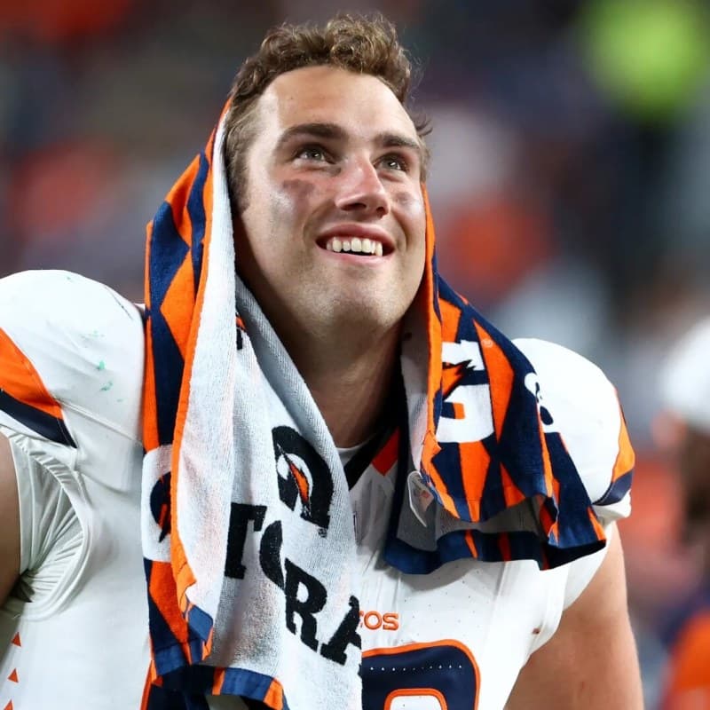Zach Allen on the Broncos sideline